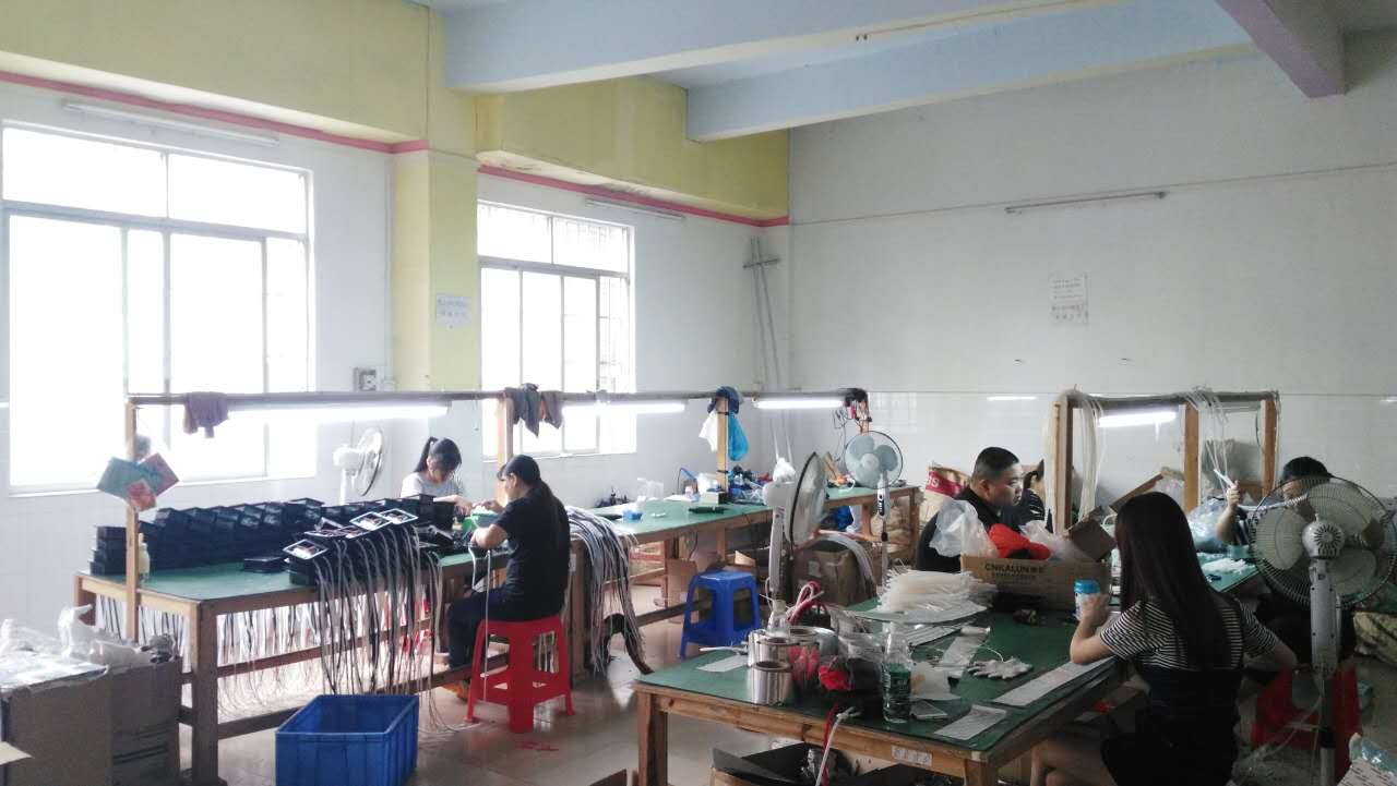 凱恩利客戶生產車間:工作人員正裝配試用車床件 凱恩利客戶生產車間:工作人員正裝配試用車床件