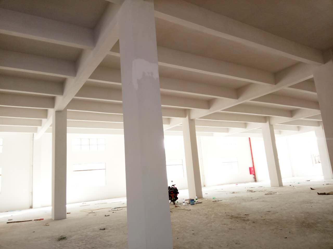 已建成了1幢（2800平方米，共4層的廠房）