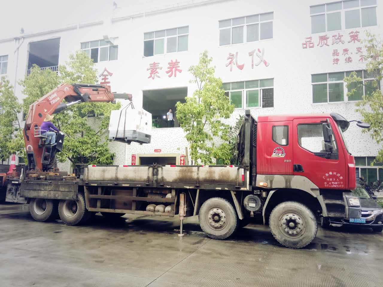 機器調(diào)裝中，準(zhǔn)備吊上二樓