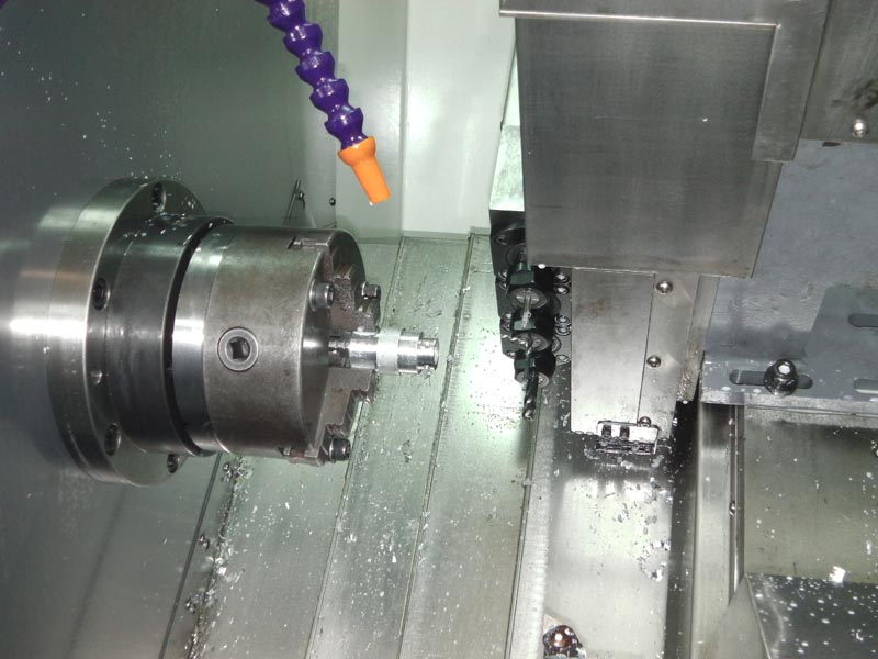 大拖板和刀架斜置,使得機(jī)床的操作和排屑都很方便,并且占地面積小,有很好的宜人性。 大拖板和刀架斜置,使得機(jī)床的操作和排屑都很方便,并且占地面積小,有很好的宜人性。